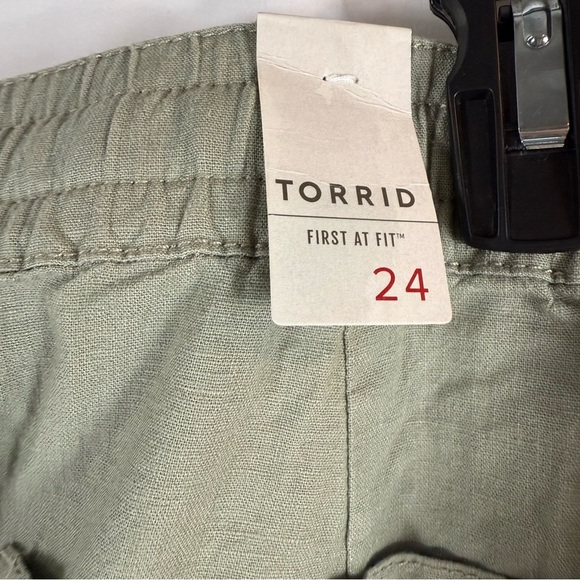 Torrid 5 Inch Pull-On Linen Blend Mid-Rise Short - Picture 9 of 10
